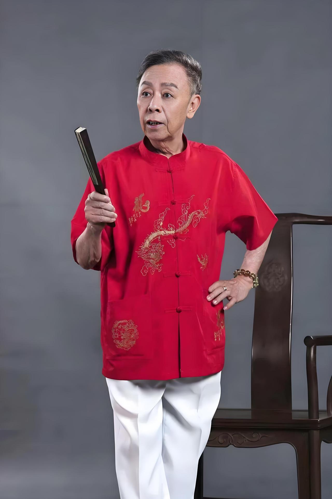 黄俊英，男，1936年10月6日在广东省云浮市罗定市出生，著名粤语相声表演艺术家