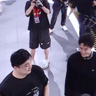 我为一博做证明，这王编剧先动的手，一博打他没毛病[呲牙]