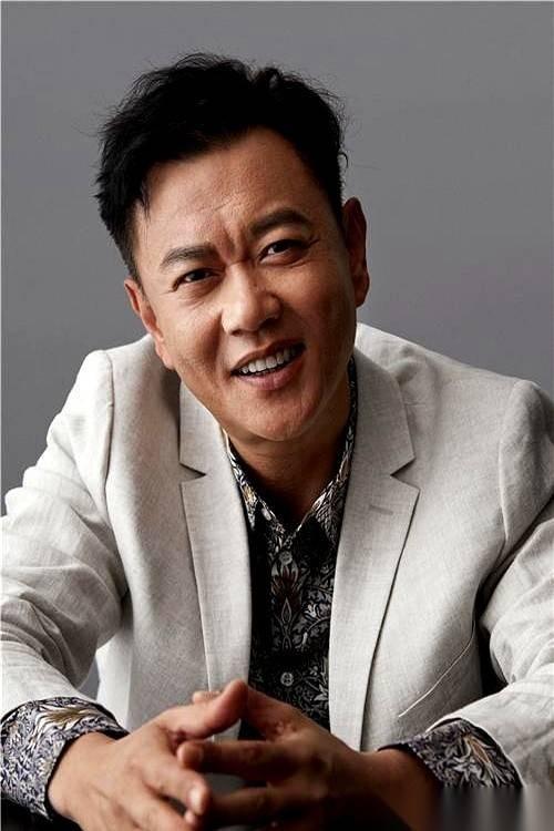 “卡号发我。”
就这四个字，多一个字都没问。冯嘉怡在电话里对任贤齐说。
我看见这