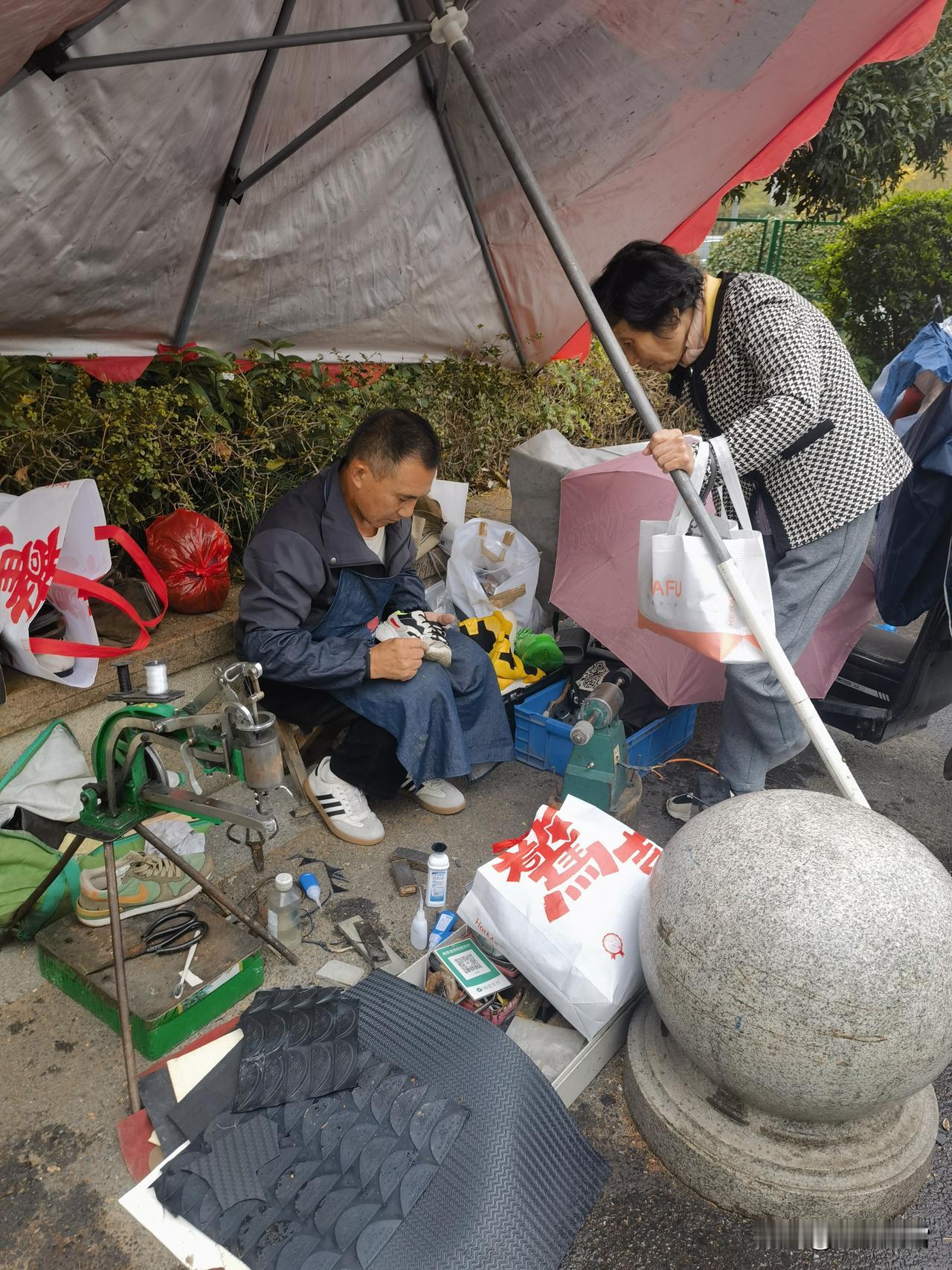 一个剃头匠，三个“臭”皮匠

去一趟满觉陇，背包带断了。
到处找不到缝补摊，耽搁