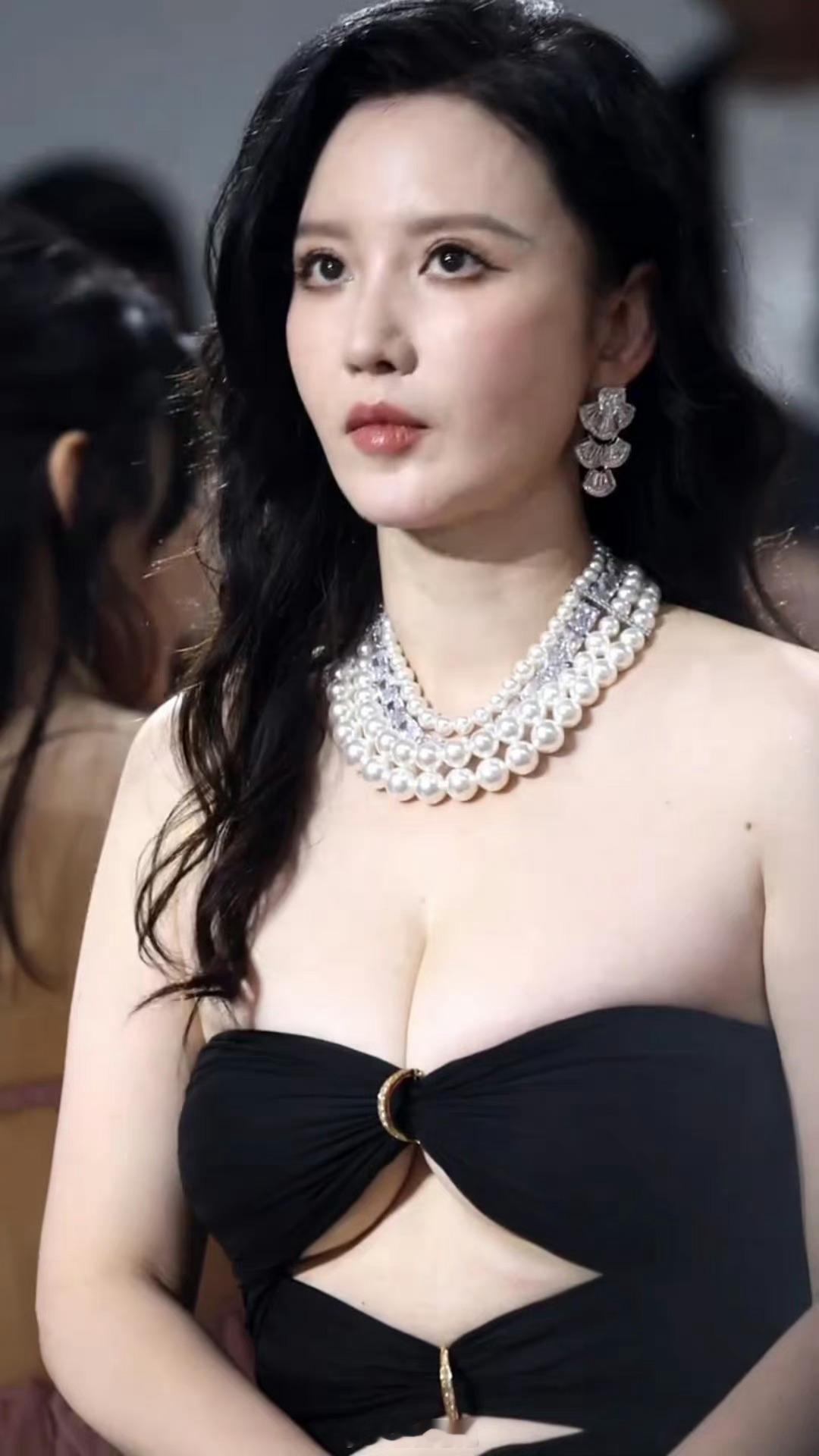 张萌 好身材真的藏都藏不住[跪了]果然在娱乐圈当老板娘是要有资本的[吃惊] ​​