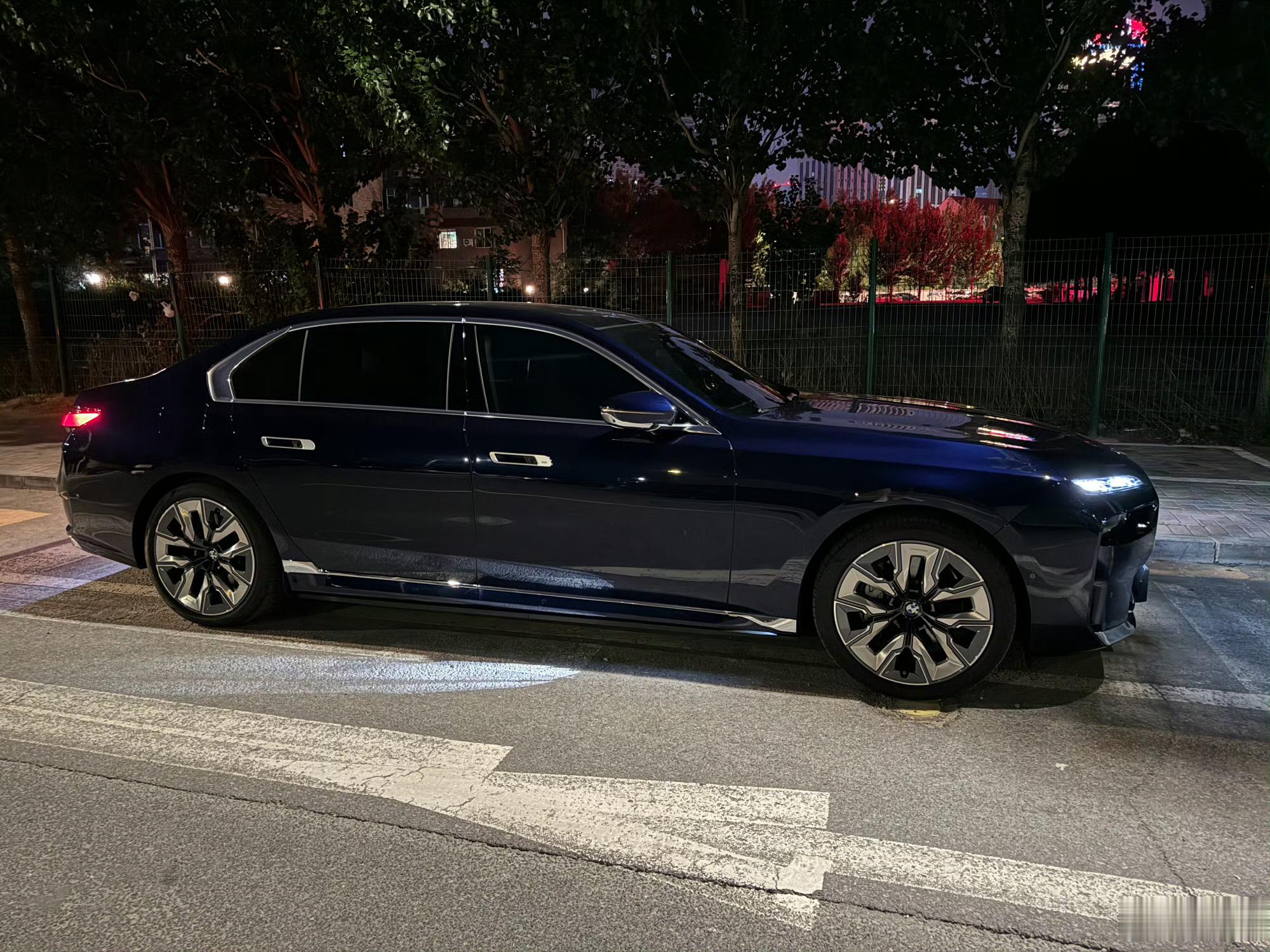 极氪009光辉和宝马i7，想卖一辆迎娶es9，实在是没车位了，但又舍不得，反复纠