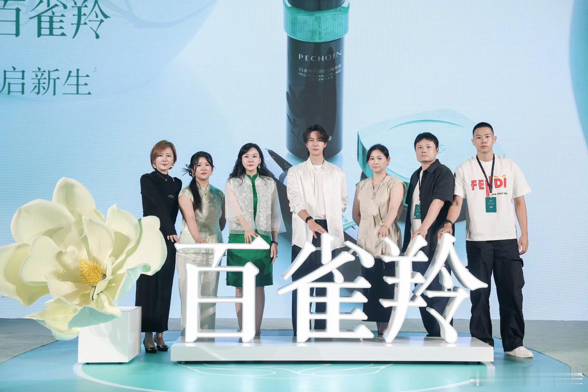 发现人群里发光的大帅哥！ ​​​