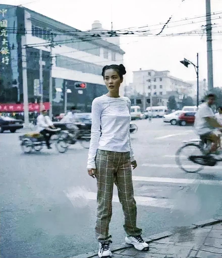 1997年，北京三里屯街头，28岁的王菲正在为她的专辑《敷衍》拍封面照片，这个造