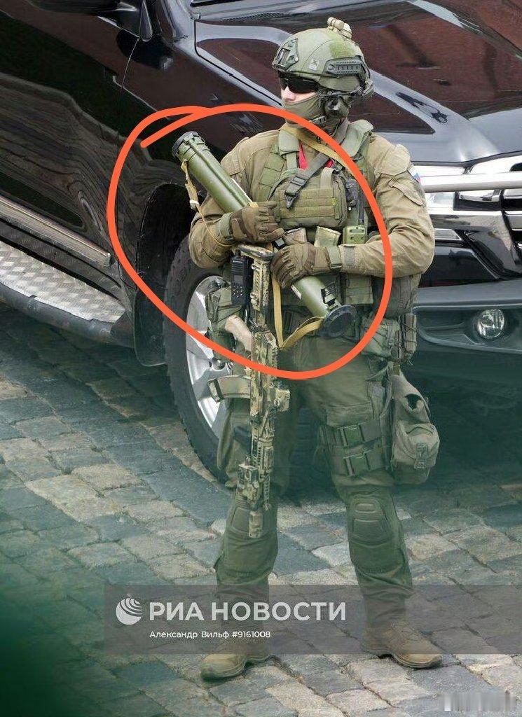红场阅兵执勤的俄国特勤精英，手里拿的管子是啥？是抓无人机的网？是无底座的掷弹筒？