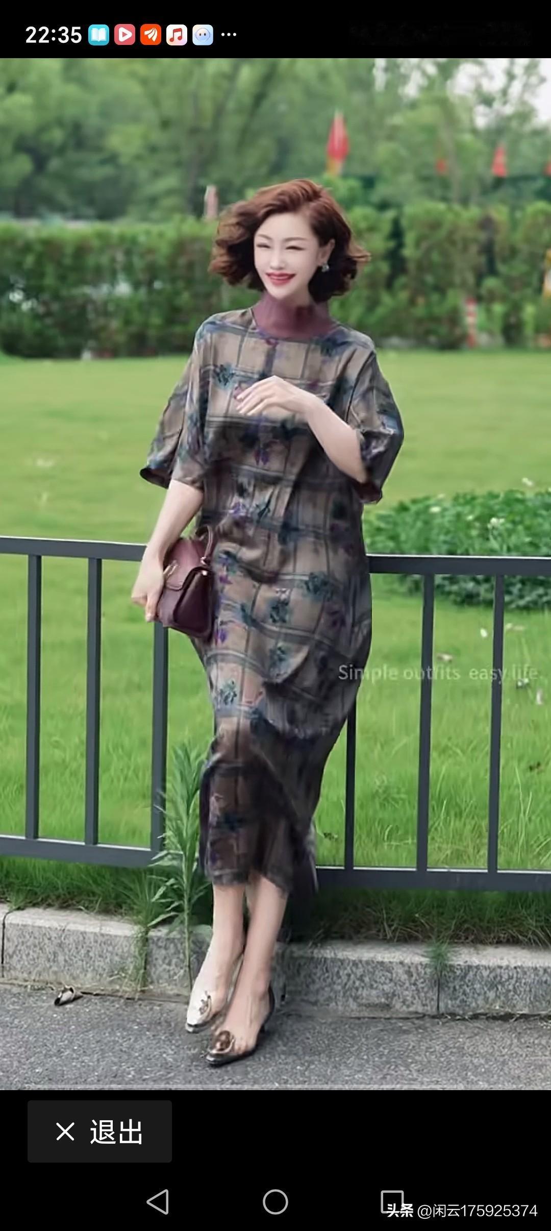 线条流畅，简约时尚，它巧妙融合传统与现代元素，立领端庄。穿上它，举手投足间尽显东