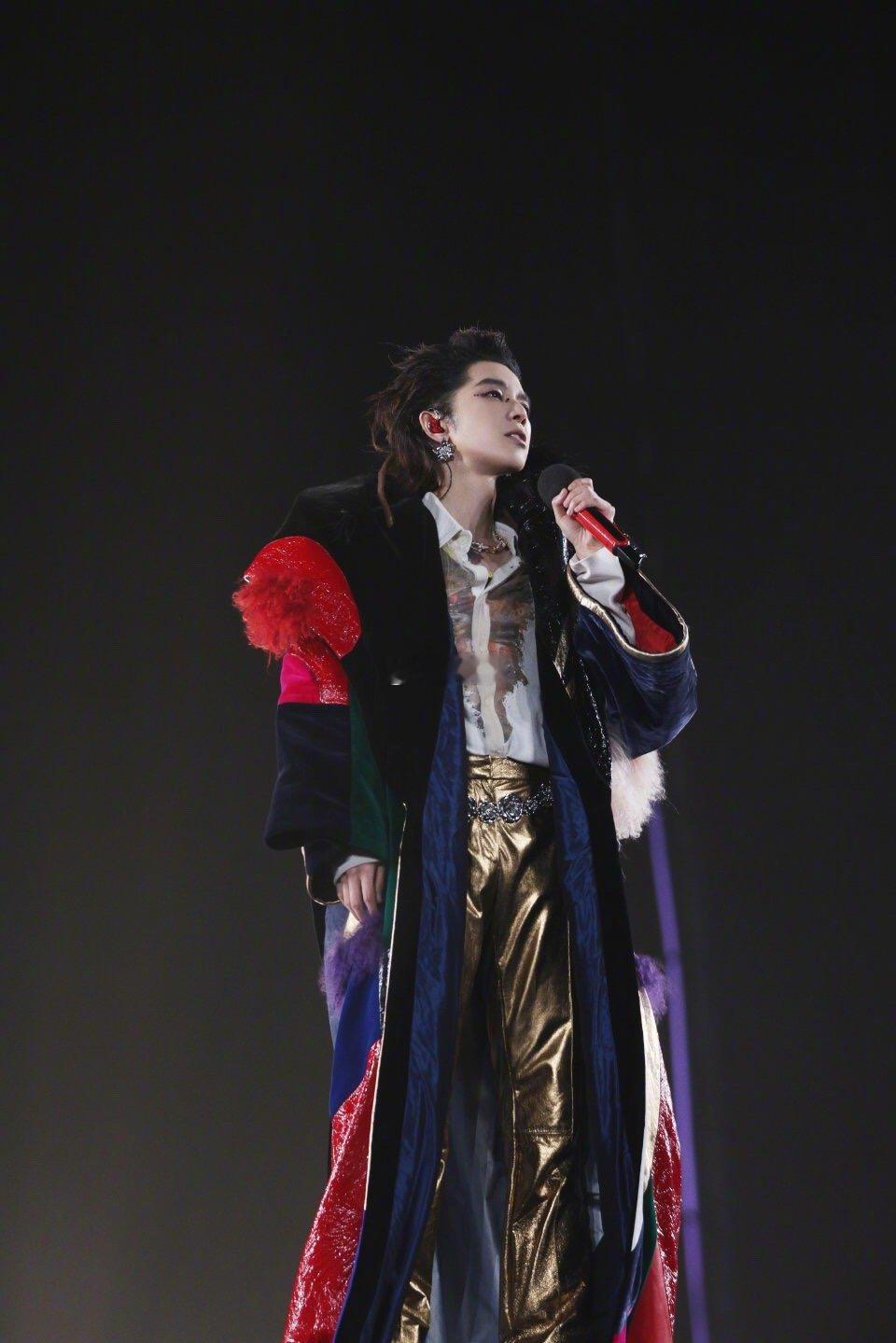 华晨宇穿搭有古早QQ秀那味了 华晨宇用穿搭完成了一场时尚穿越！从千禧年的虚拟形象