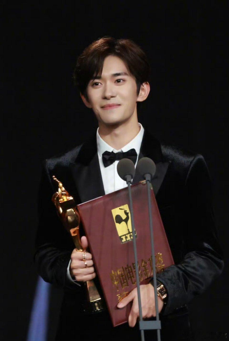 可以在电影里谈恋爱!那本子不是递到冒烟，偶像现实中的恋爱压力太大了，像鹿晗那种的