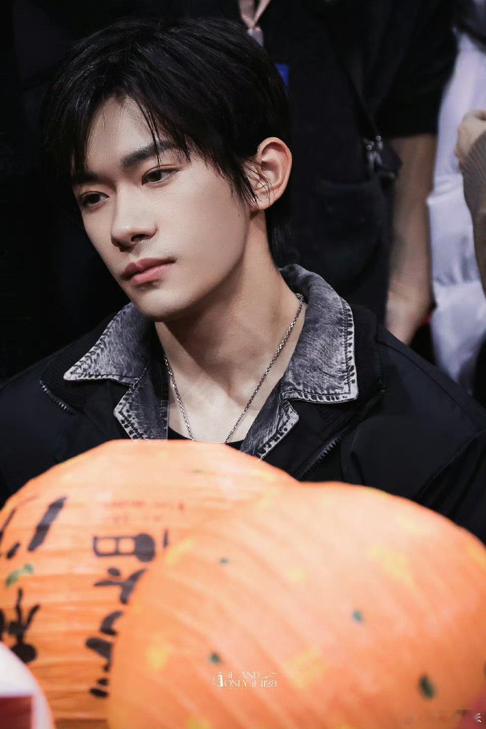 易烊千玺打耳洞了天呐天呐，真的太好奇，到底是什么样的角色，能让千玺特意去打了耳洞