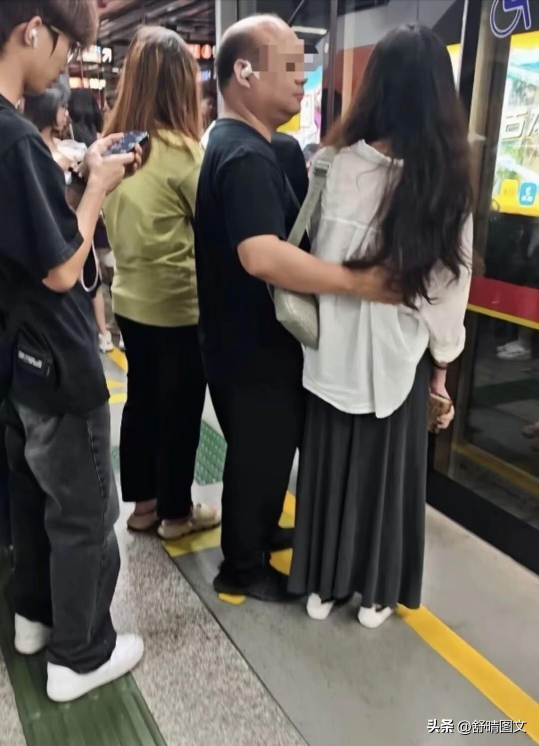 这个画面让我百思不得其解。
是保护女友？
还是被骚扰？
好像女孩没有躲闪，从女孩