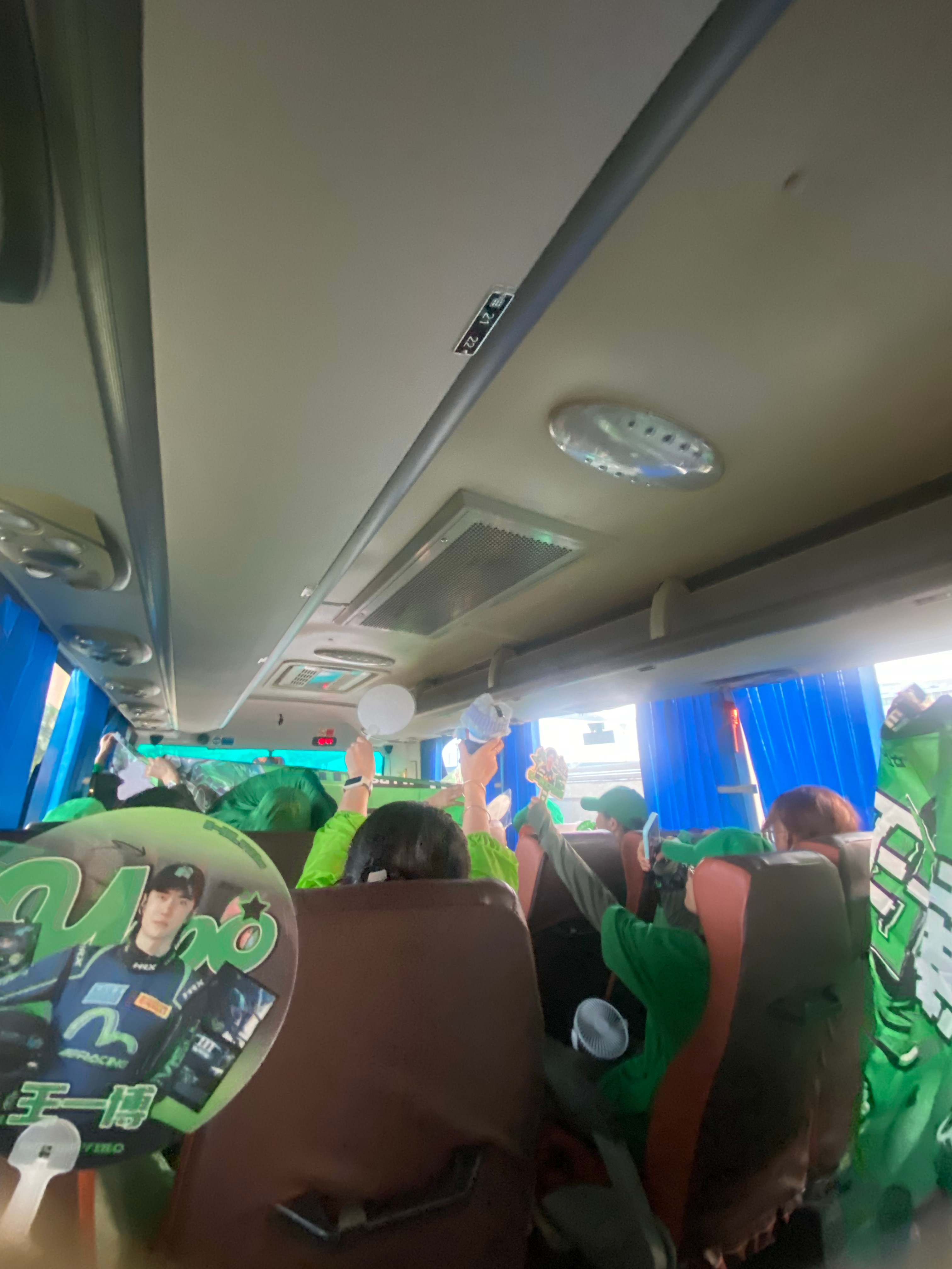 叫了两个小时都没车 最后走到停车场坐上了博吧的大巴车此刻很幸福🥰💚 