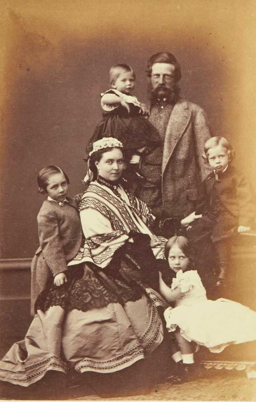 【来自投稿】1865年，德意志皇太子腓特烈一家。腓特烈皇太子和妻子英国公主维多利