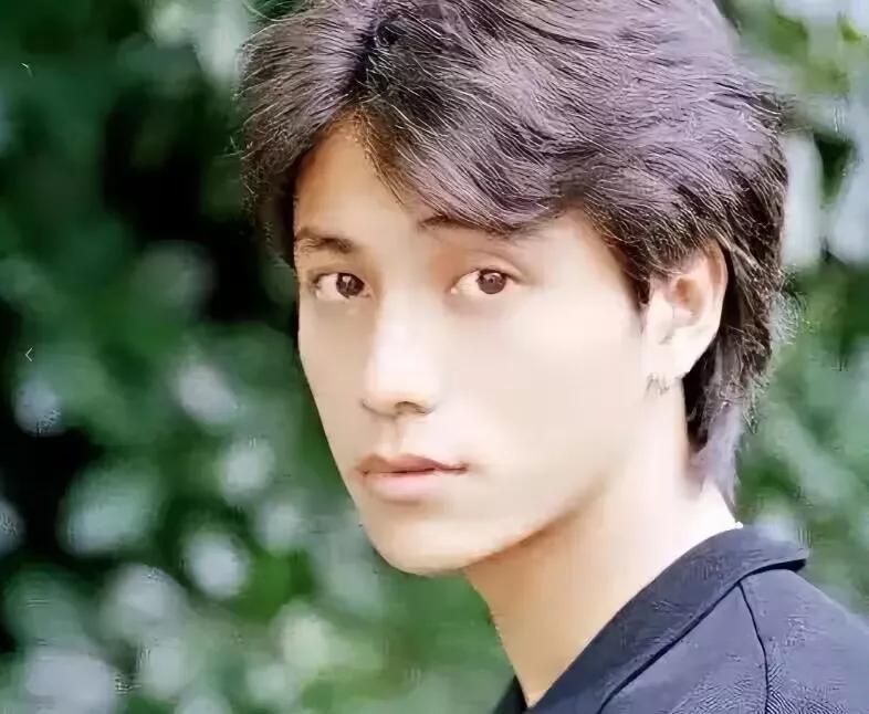 陈坤的儿子陈尊佑出生于2001年，但是他的生母身份一直是个谜。
有网友认为周迅是
