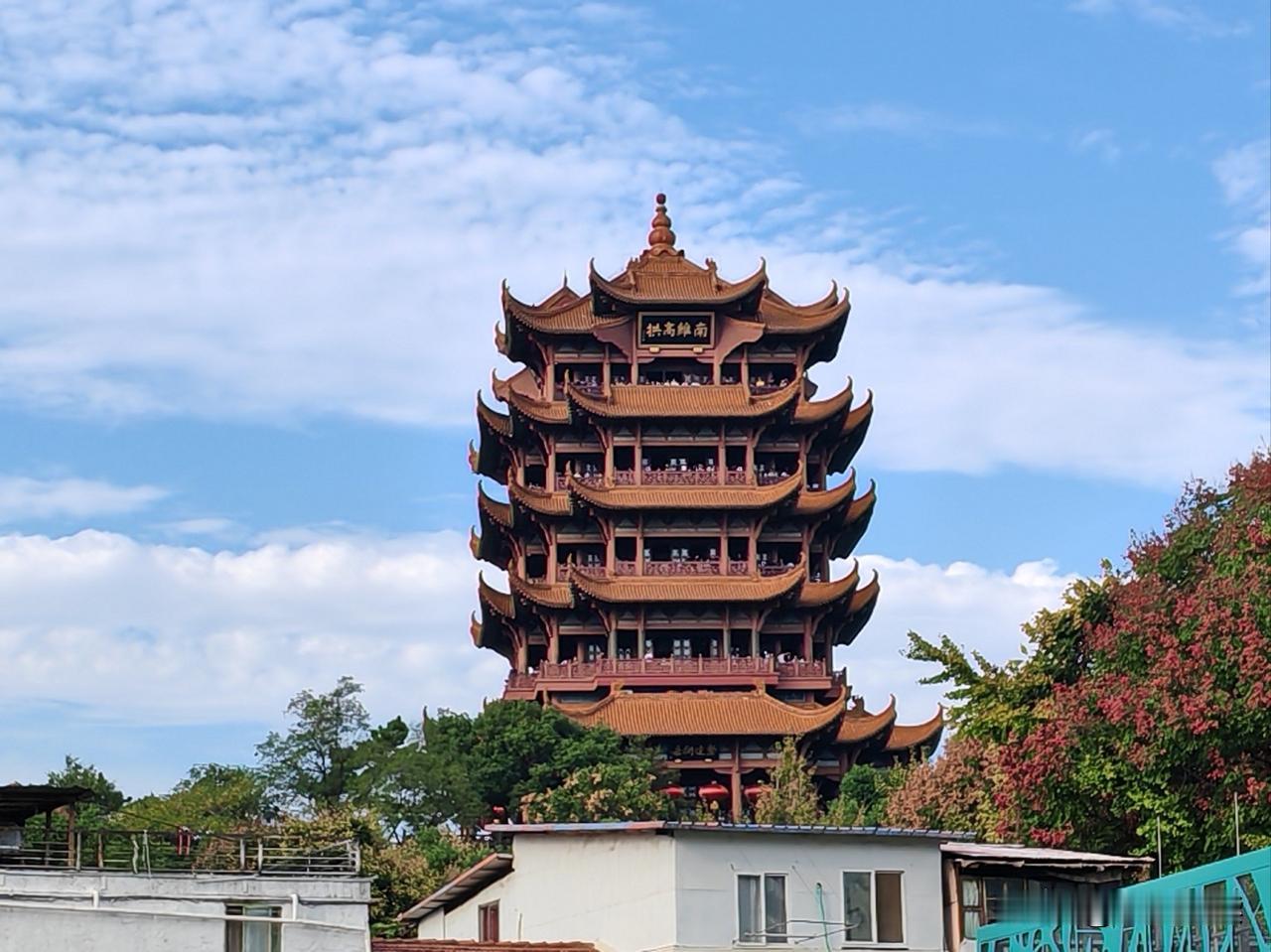 前阵子我去武汉出差，特意抽时间去了趟黄鹤楼。去的那天天气不错，景区里到处都是人，