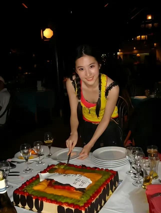 少女时期的神仙姐姐刘亦菲 ，看一眼就让人有种一眼万年的感觉明星 刘亦菲 刘亦菲写