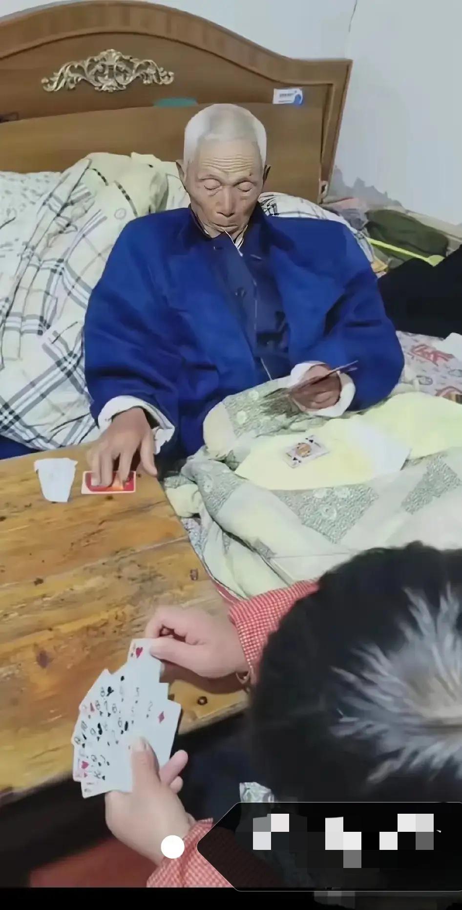 泪目啦！！！！！！
科学都解释不清楚了，一老人奄奄一息，剩下最后一口气，家人急忙