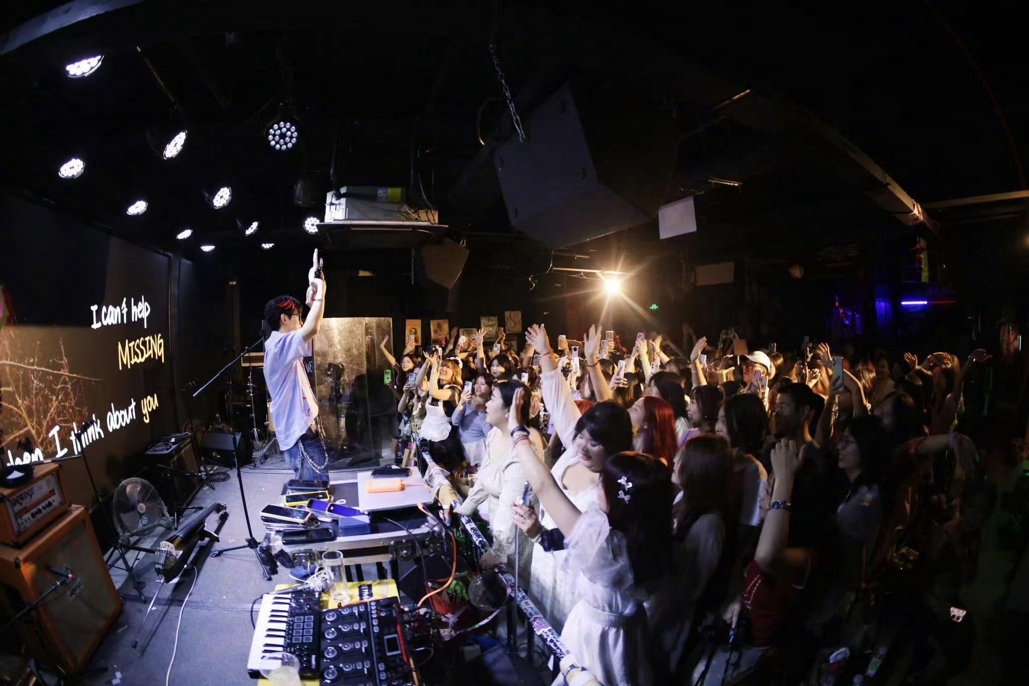 付思超一个人就是一个乐队 以前只知道付思超是低音提琴王子+编曲大神，现在直接被他