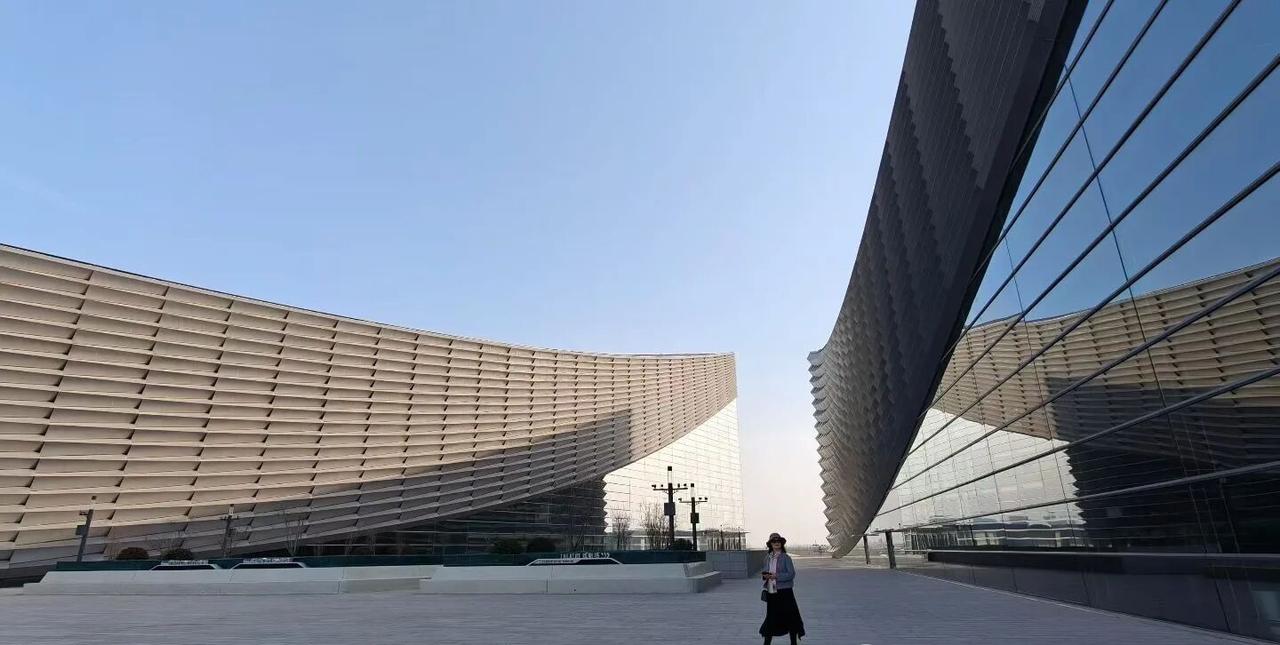 北京艺术中心是国家大剧院“一院三址”格局的重要组成部分，坐落于北京城市副中心绿心