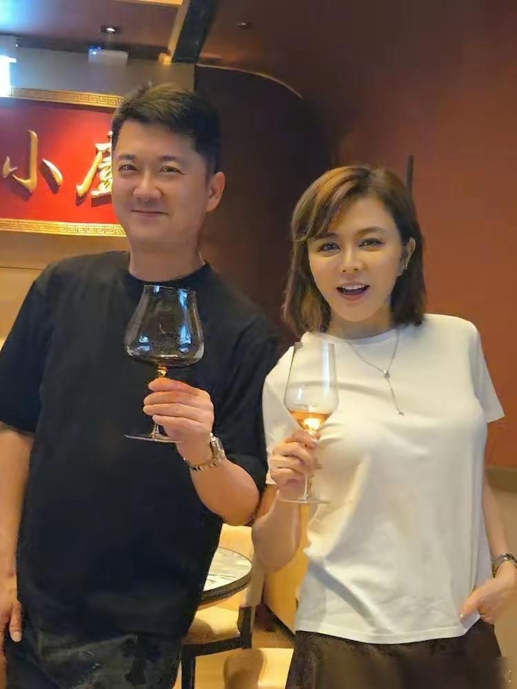 64岁关之琳近照流出，脸上全是褶子，身材却丰腴得不像话。一堆人盯着她的皱纹说美人