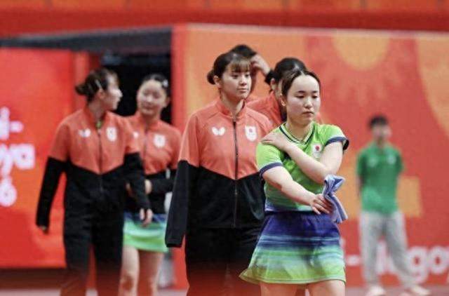 哥哥夺金妹妹摘银！张本美和坦言扛不住，日本女乒0比3再负中国