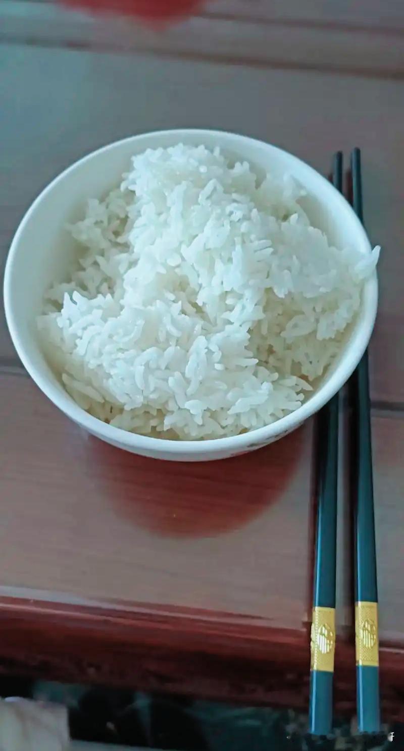 今天的早餐：米饭。

说句心里话，早上我不乐意吃米饭，老人家做好了，没办法，得尊