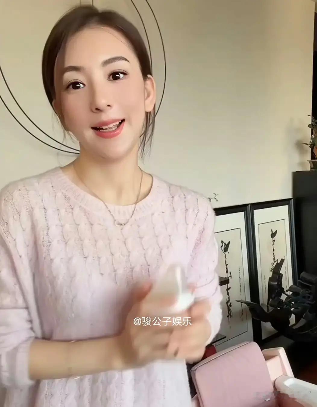 郭富城老婆方媛在家给小女儿冲奶粉，她透露10个月三宝夜里还要吃奶，一次150毫升