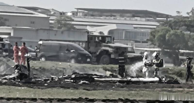 时政观察员6月2日即今天，高雄冈山空军基地，伪台空军一架T-34C型教练机（机号
