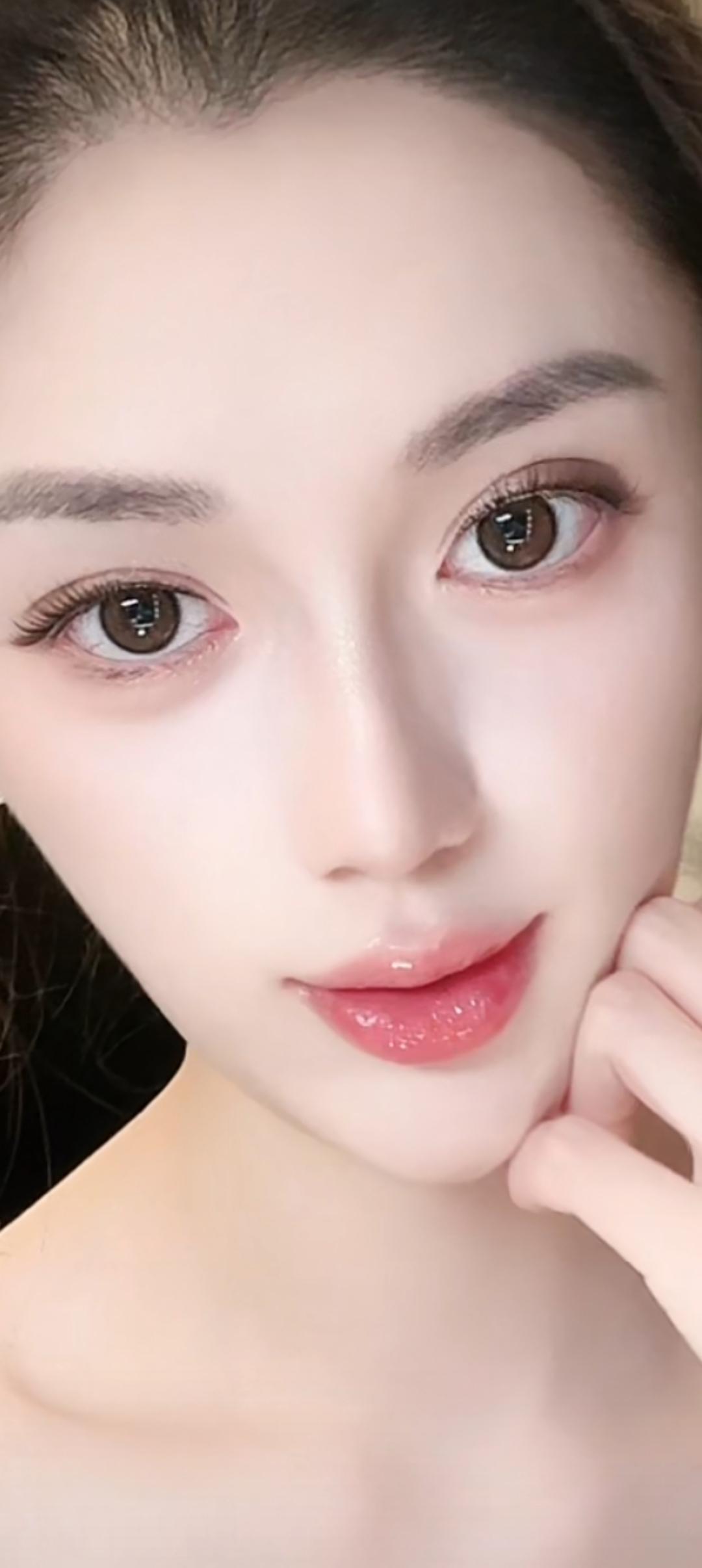 这位美女正在轻轻托着下巴。