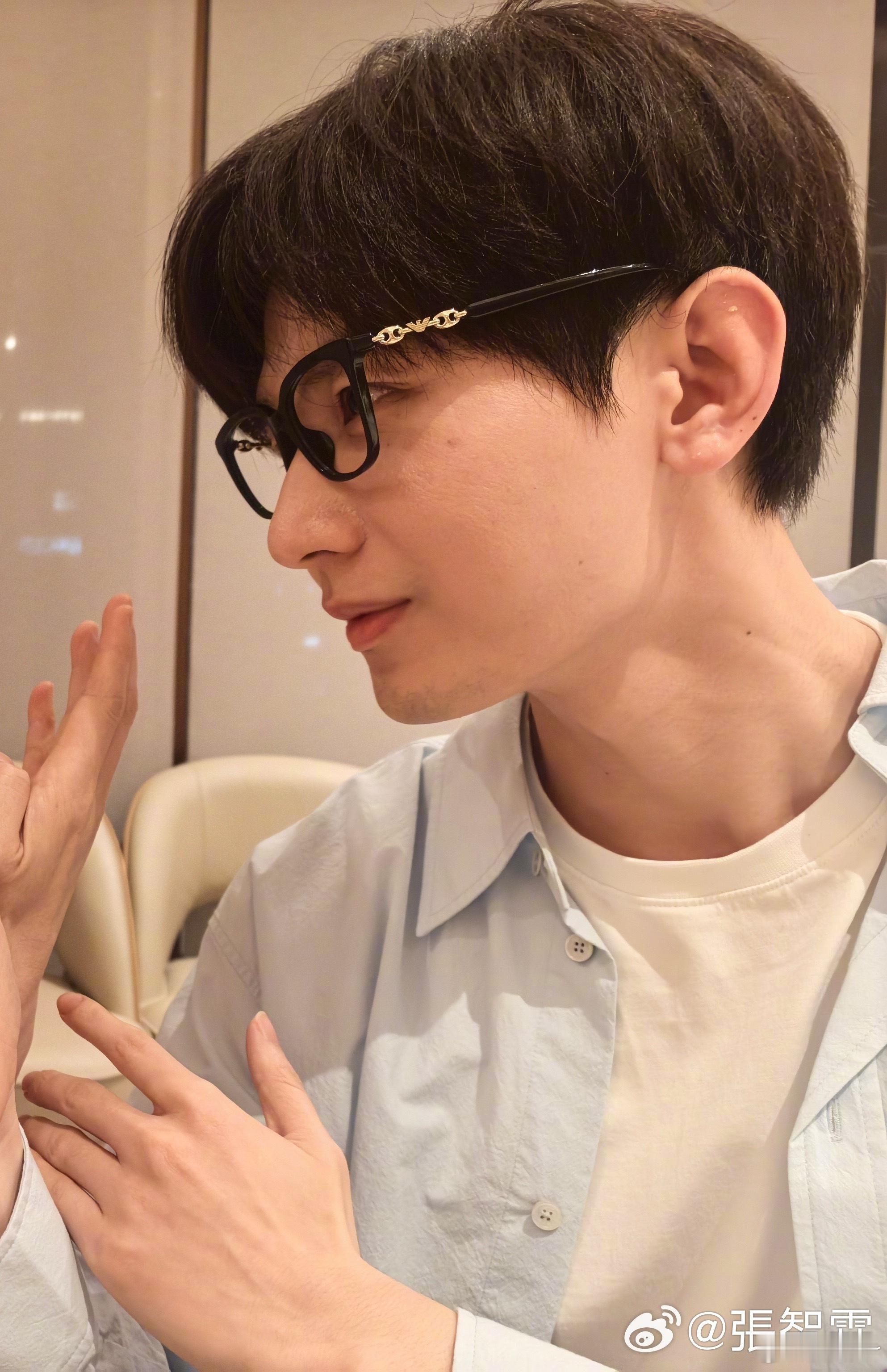 张智霖成毅合照       窝趣真的好生的生图啊，生的不能再生了，能看到皮肤纹理