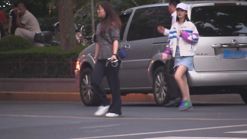 “她骑得慢，他就撞人！行车记录仪揭穿真相，5天拘留大快人心！”

“简直坏透了！
