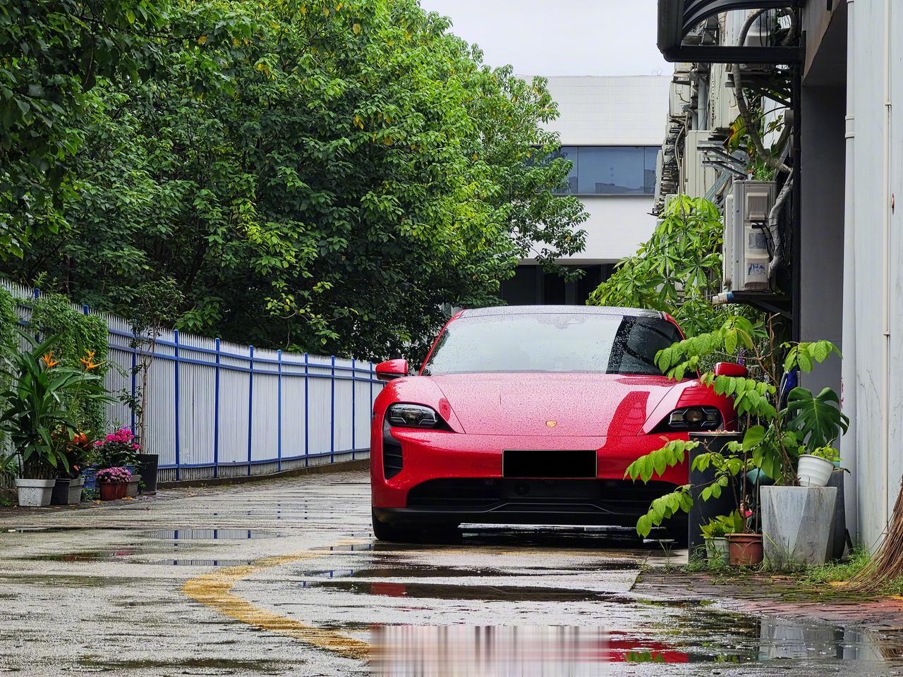 今天公司借了一台保时捷Taycan GTS

GTS车型对比Turbo车型主要还
