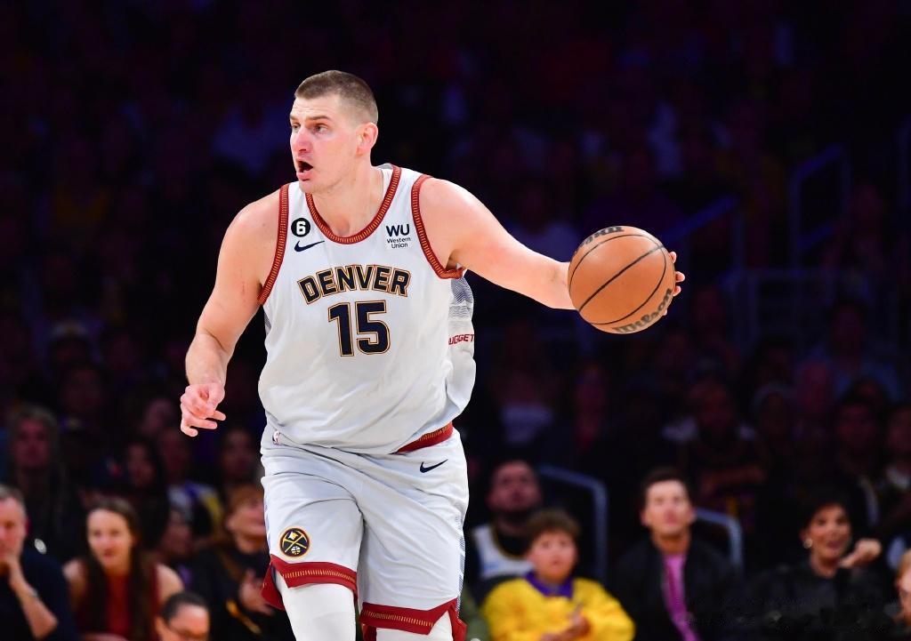今日#NBA季中锦标赛# ，掘金客场挑战鹈鹕。
比赛进行到第四节，约基奇已经15
