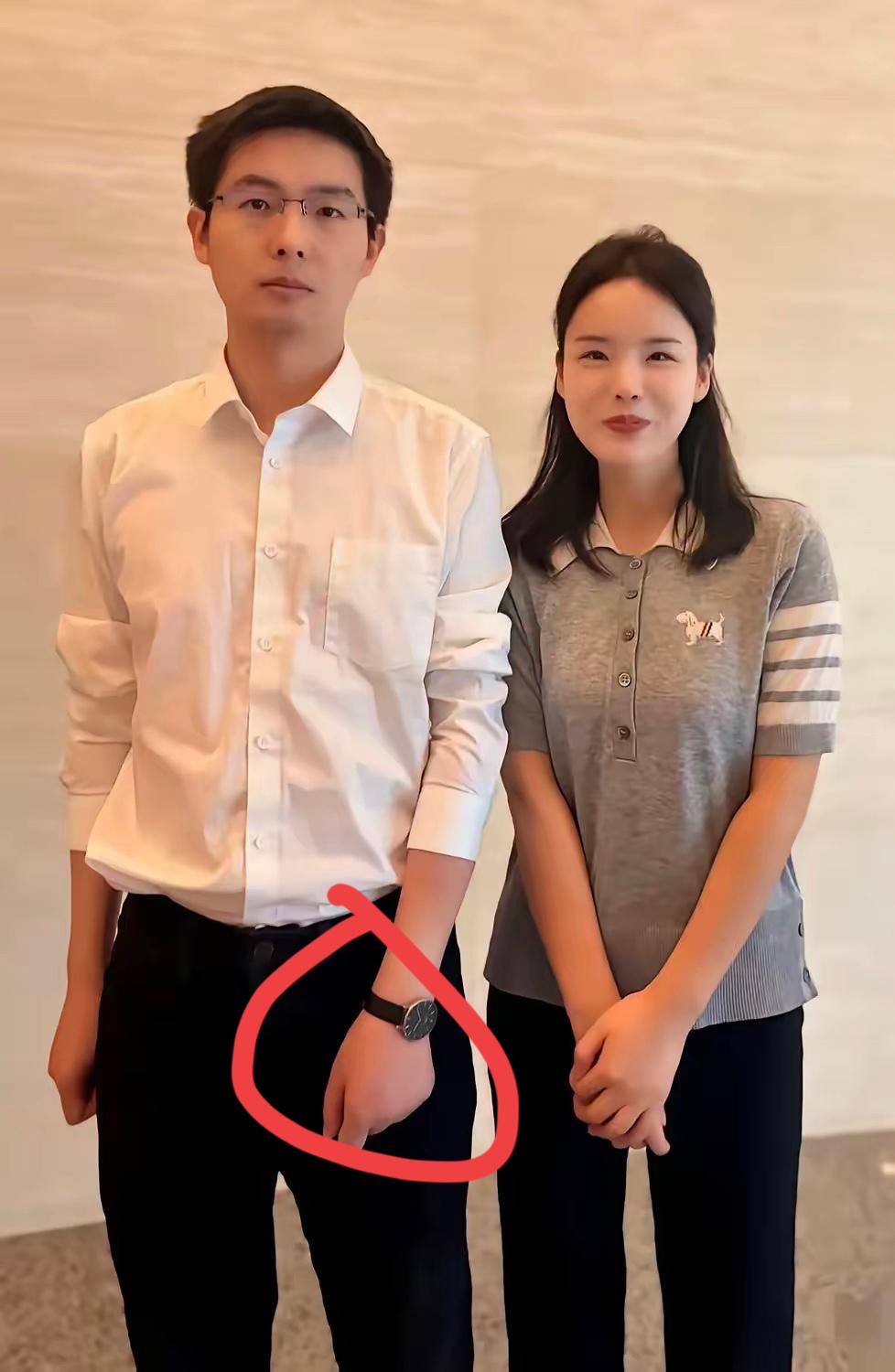 王兴兴带的手表非常有气质，就是不知道要多少钱
