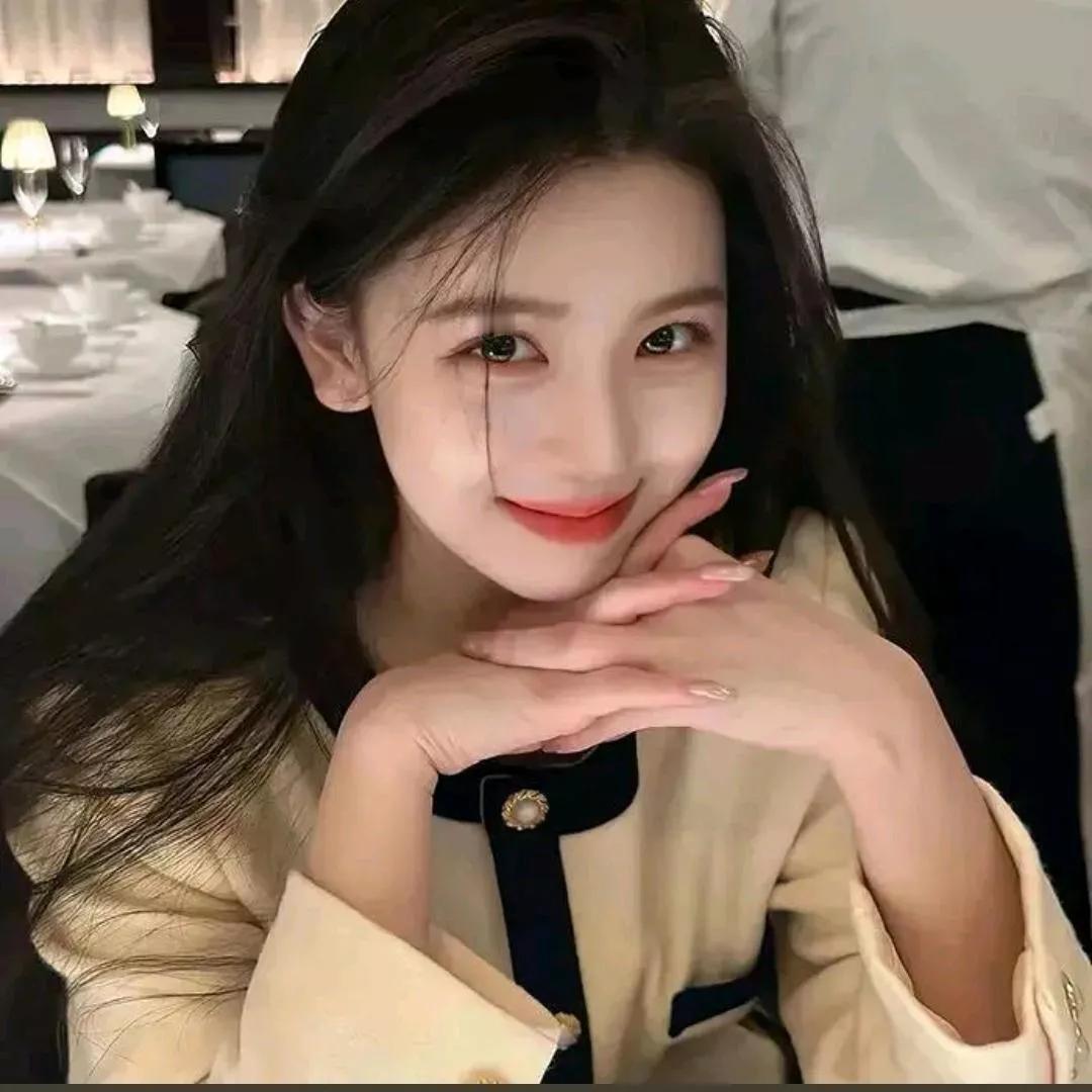 精致妆容，优雅气质，餐厅约会必备