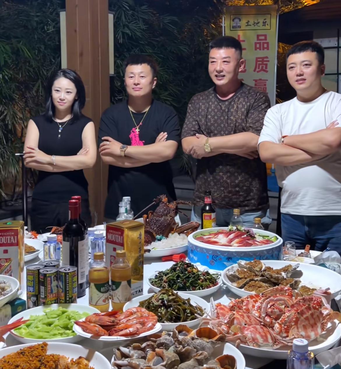 东北“两王”齐聚海南！
“租车王”李梦开车牌“77777”的宾利接待，一整排豪车