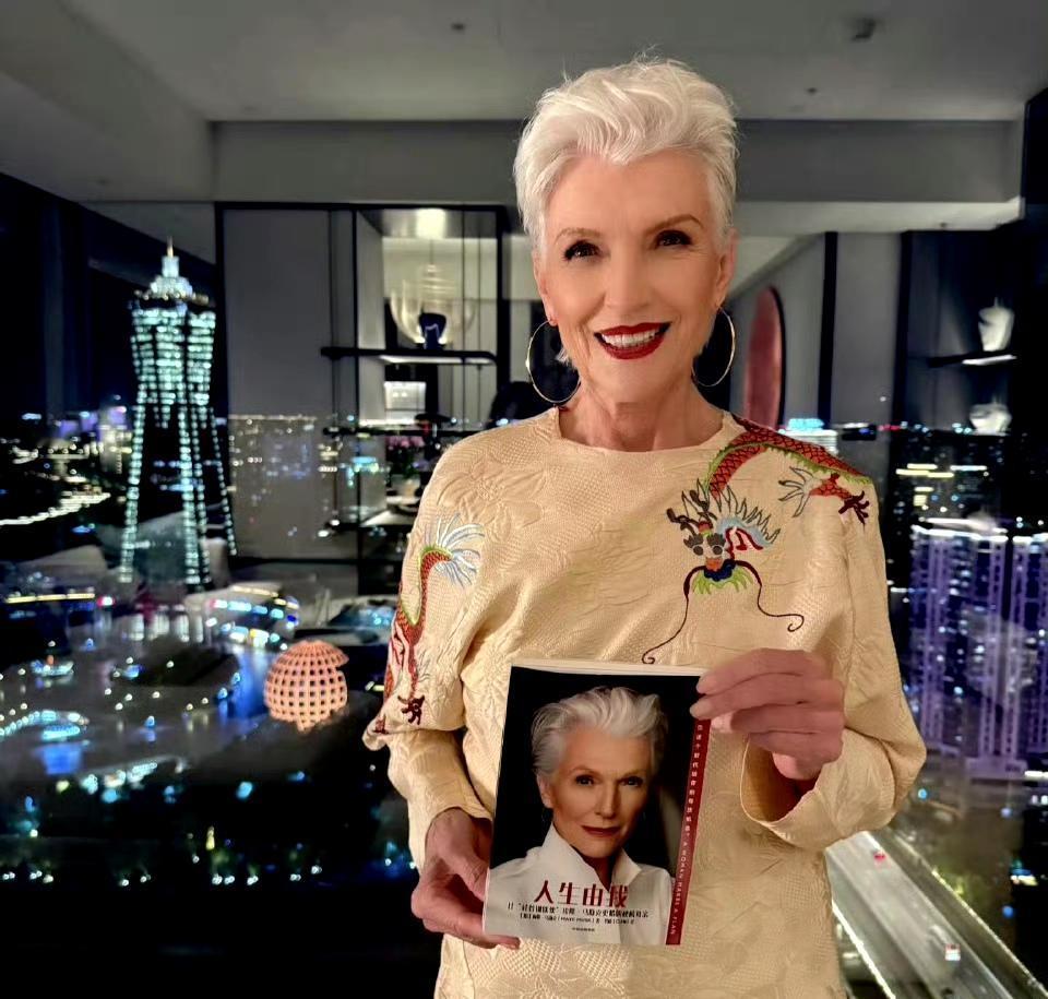 新年伊始，马斯克母亲梅耶说她将前往中国卖书。 ​​​