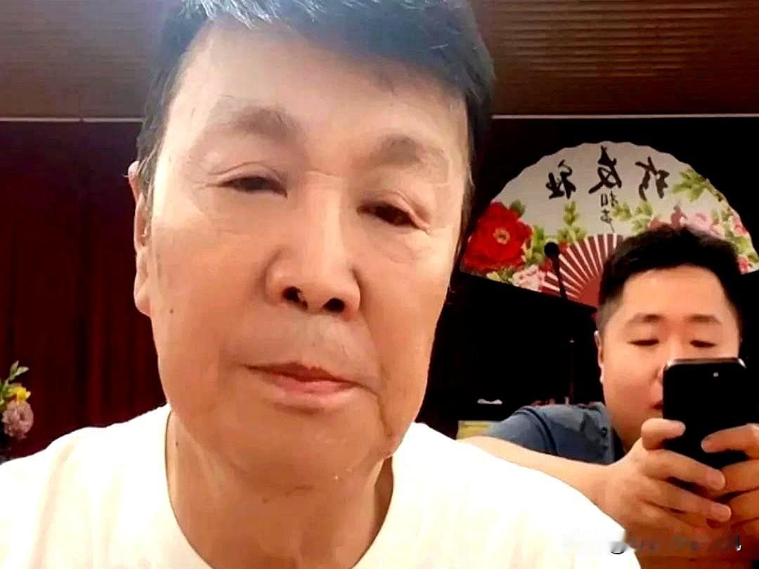 昨晚西安相声演员衡小珍的直播间炸了！

有粉丝建议他让儿子拜师德云社，这位父亲脱