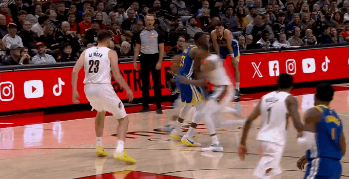 神来之笔！库里小手一抛2+1到手！
在今天NBA常规赛勇士对阵开拓者的第二节比赛