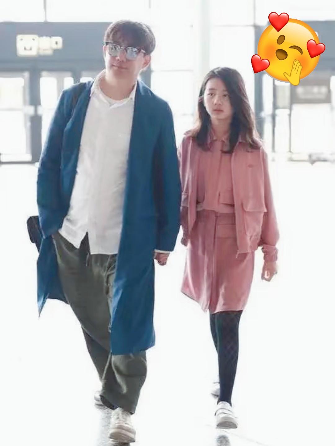 黄磊这日子过得，真有点“空巢老人”那意思了。

孙莉带着多多在国外求学，看展、喝