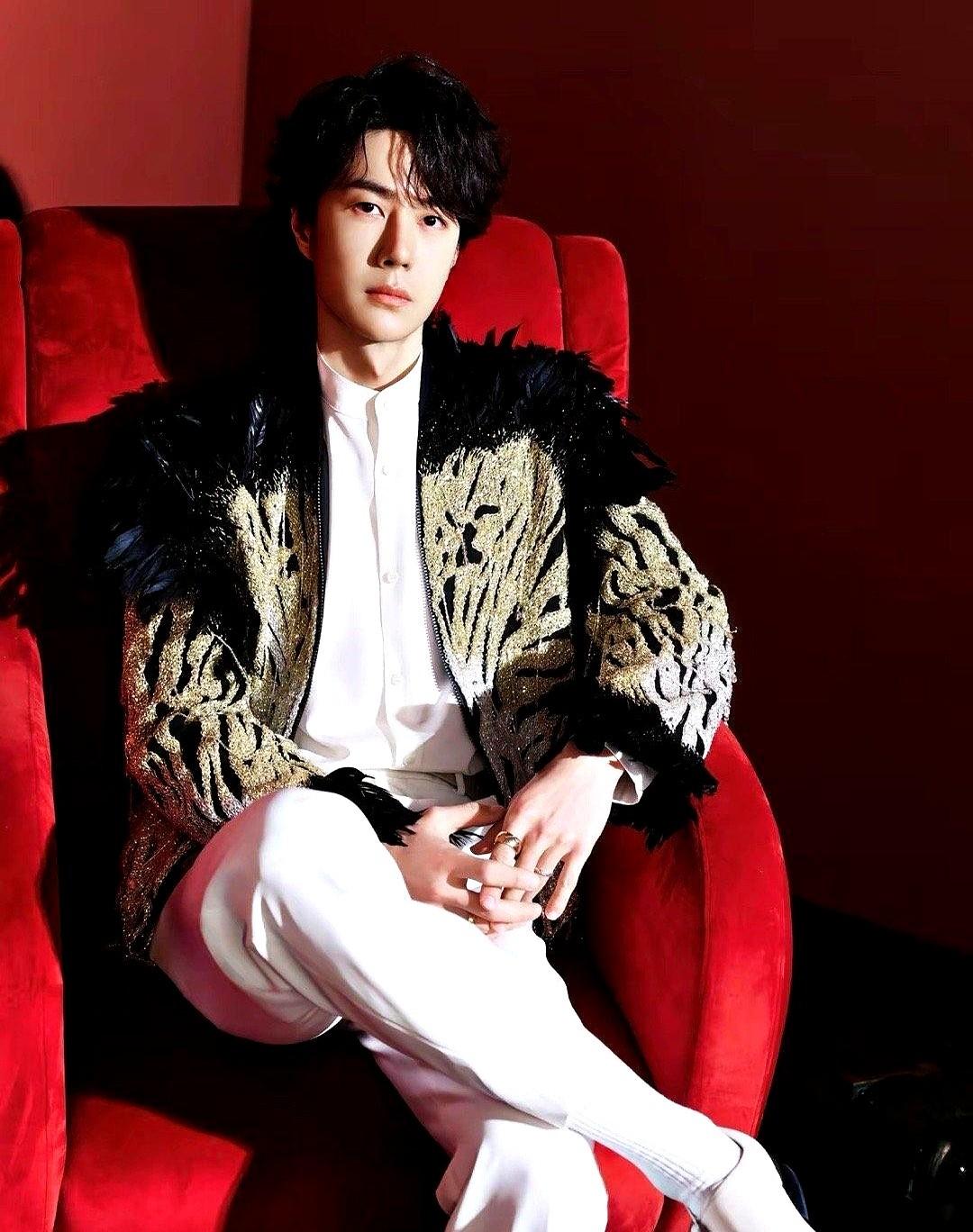 内娱顶流塌房都快成固定节目了，但王一博是个例外，狗仔跟拍7年，愣是没挖出一条恋爱