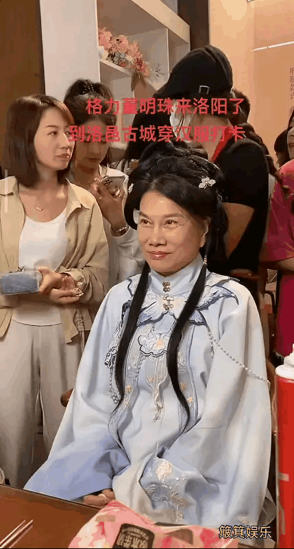 格力董事长，董明珠来到了河南洛阳洛邑古城体验了一把汉服，没想到她也有紧张的一面，