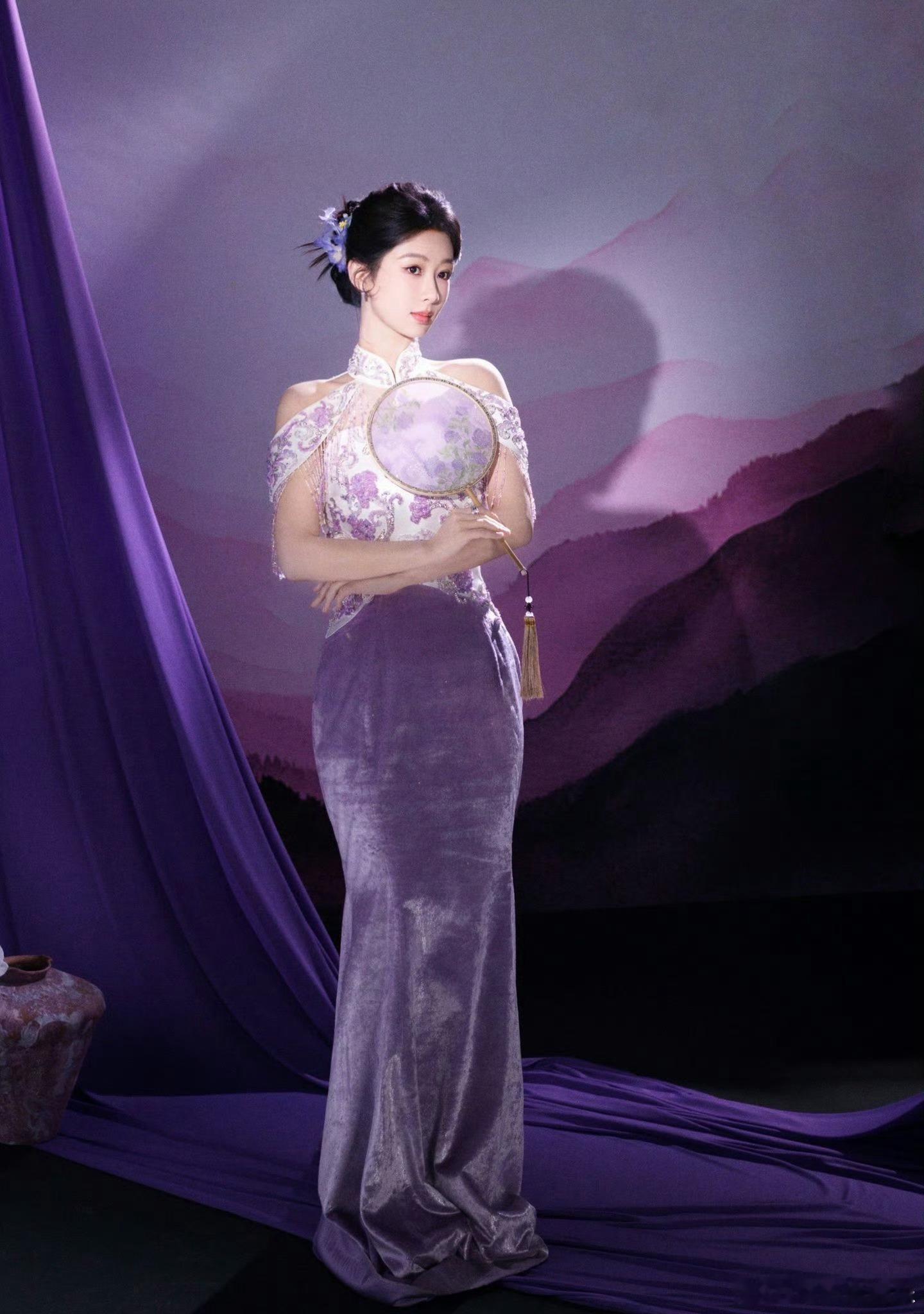 杨紫官方后援会致歉15日，发布致歉声明：“关于今日后援会官方账号出现误点赞和小号