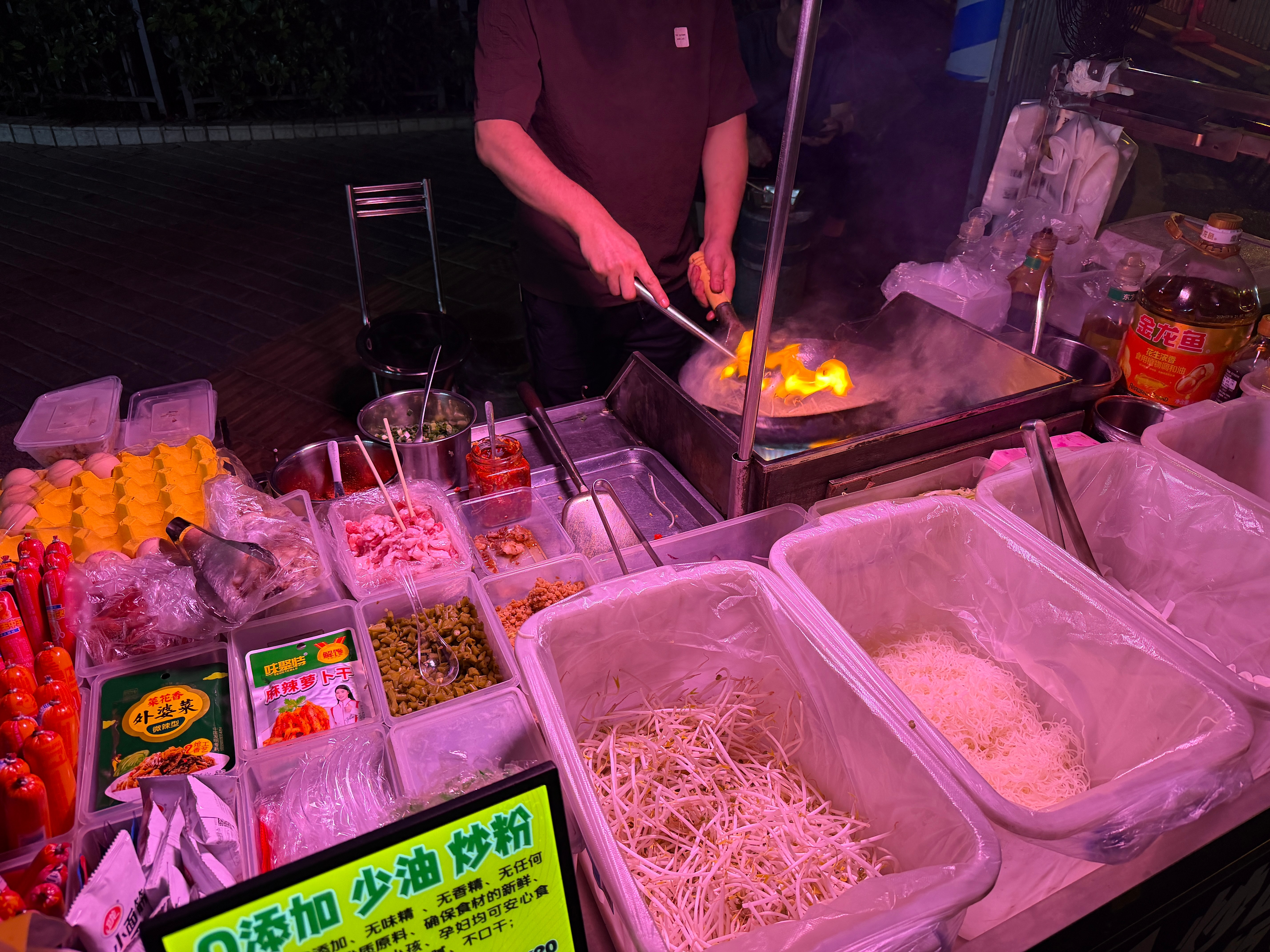 深圳还是热闹啊！机场人多的很，路边还有炒粉摊，有人气有烟火气… 深圳