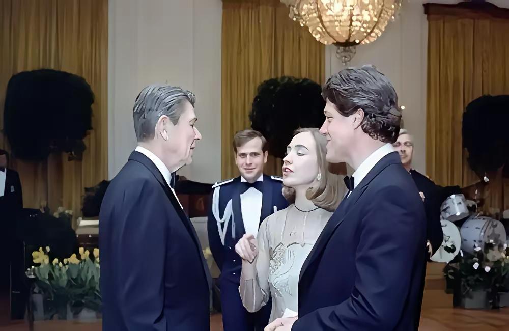 里根总统在白宫会见了阿肯色州州长克林顿和他的夫人。据说当年克林顿30岁左右就担任