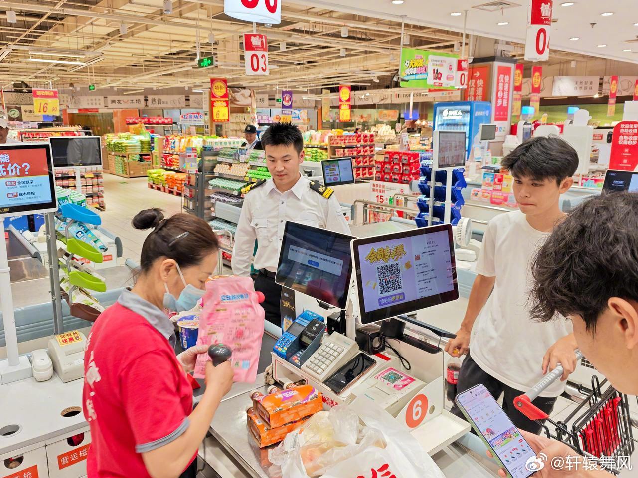 近6000名海员在宁波上岸出港进城 海员是航运业的核心要素。在全球货物吞吐量第一