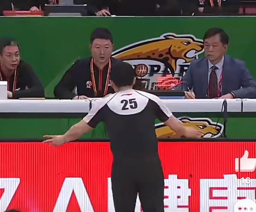 CBA赛场现一幕奇葩判罚，不光错上加错，还硬坑了辽宁本钢男篮2分，这到底是个啥情