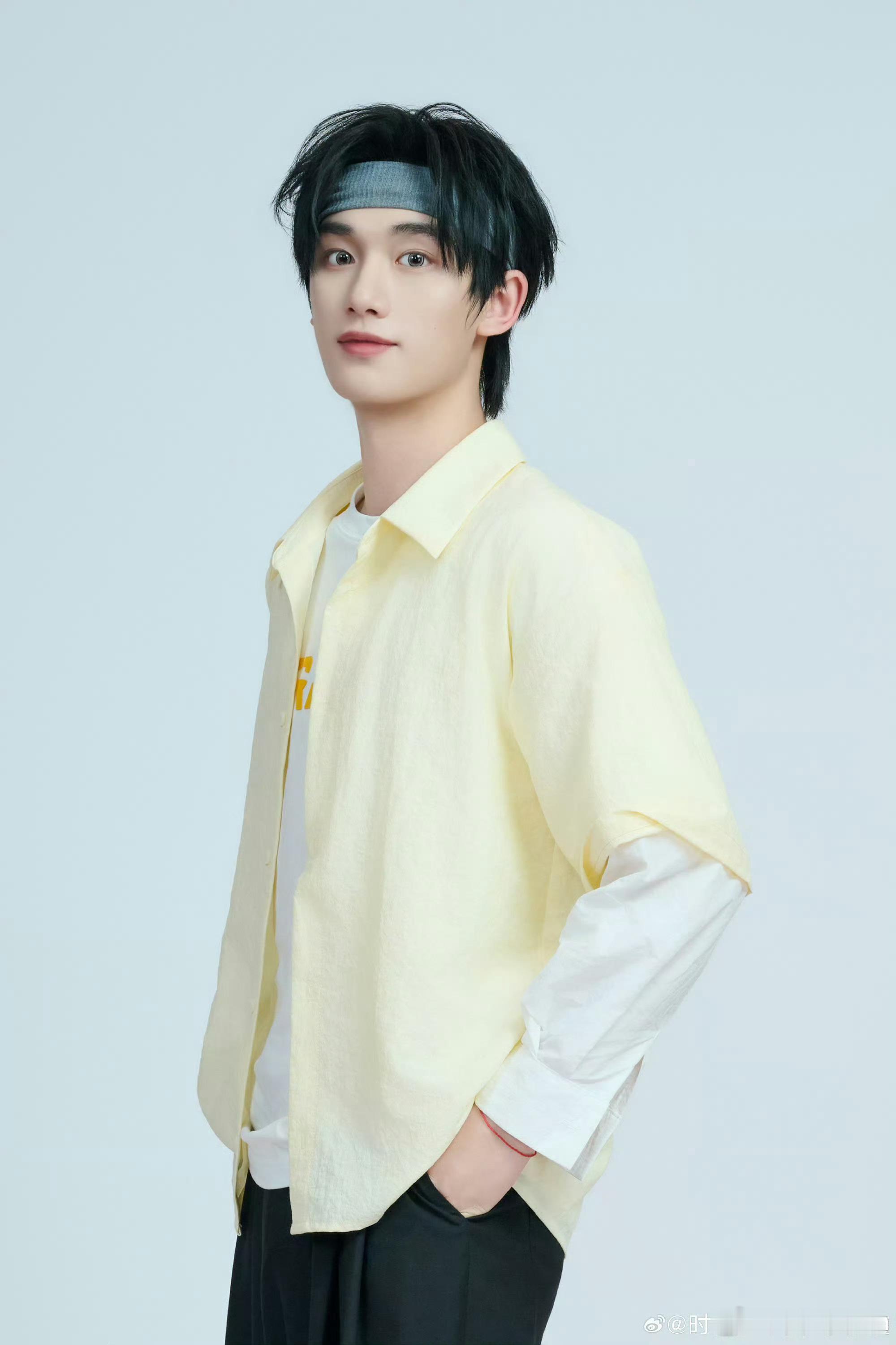 丁程鑫张艺凡在说什么悄悄话丁程鑫张艺凡两小只关系真的很好，一见面就“呀呀呀”地打