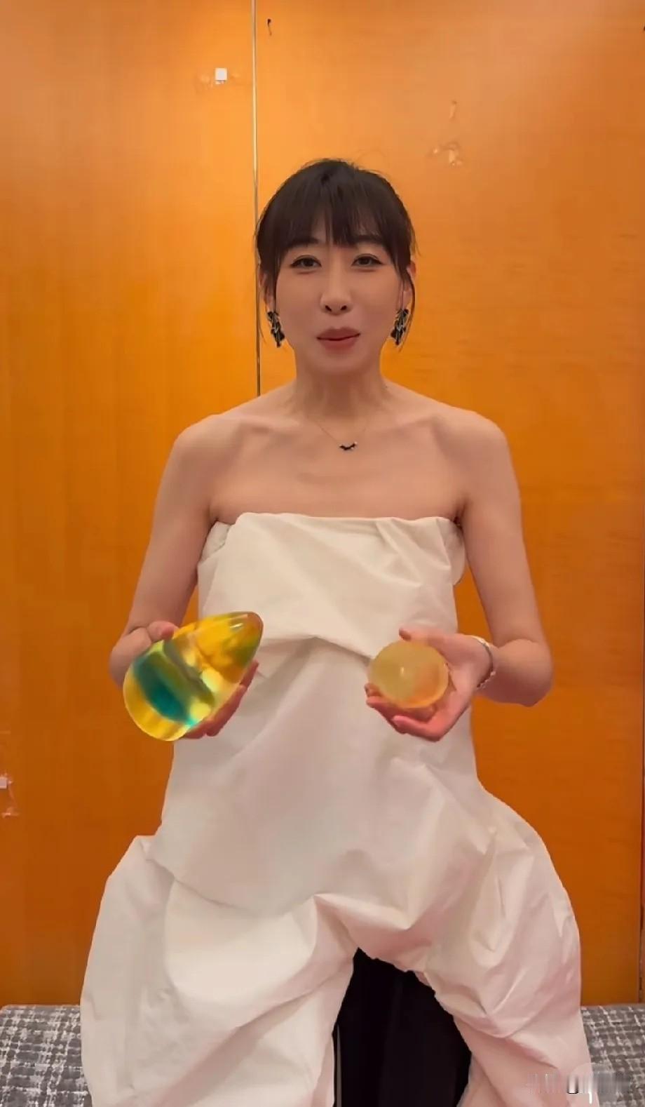 闯祸了，这可咋整，我不是故意的，再给我一个吧！
哈哈哈哈，任素汐奖杯坏了，搞笑发