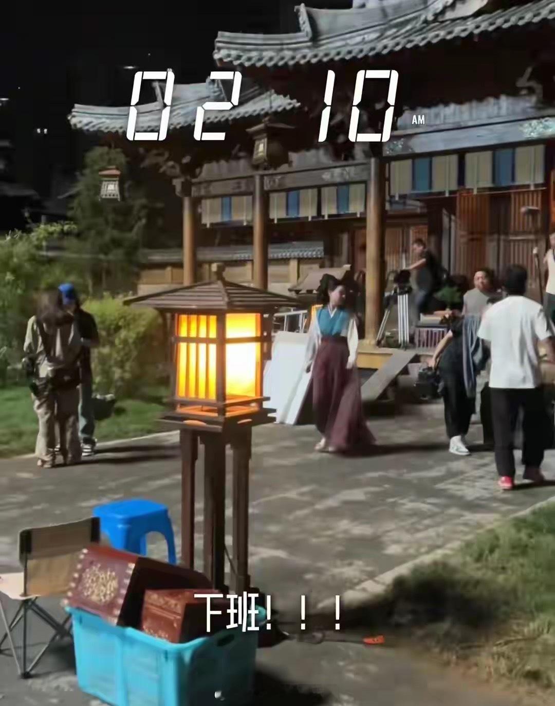 郭晓冬去横店探班，47岁程莉莎太激动一把搂住老公，太会撒娇了！！！ ​​​