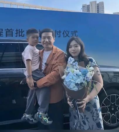 这张照片真温馨，把车主当成家人是企业发展的灵魂！